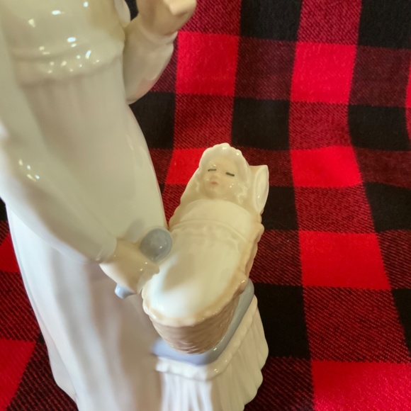 Tengra Mother with Baby in Basket - Picture 5 of 6